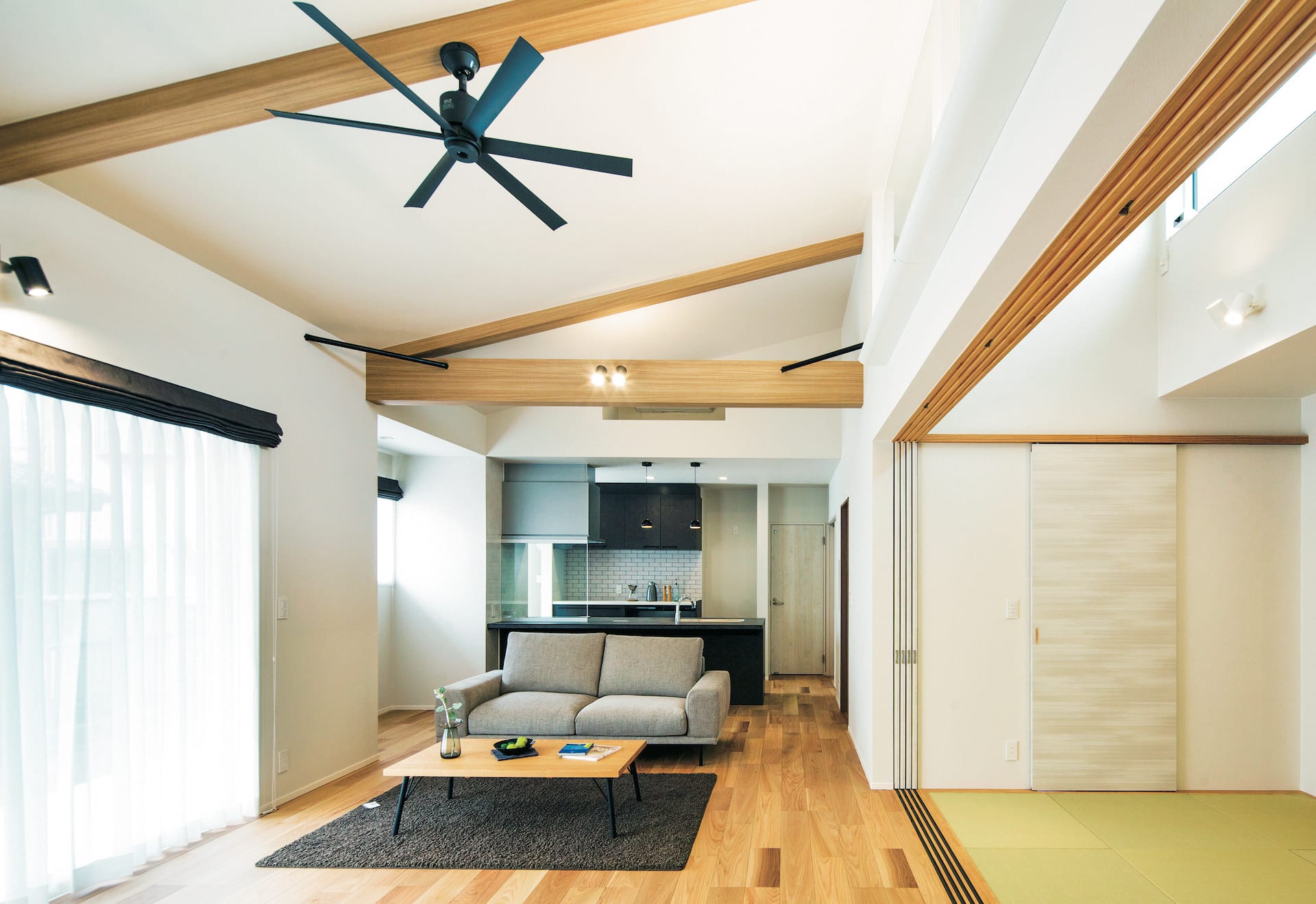 木目の軒天がアクセントの平屋